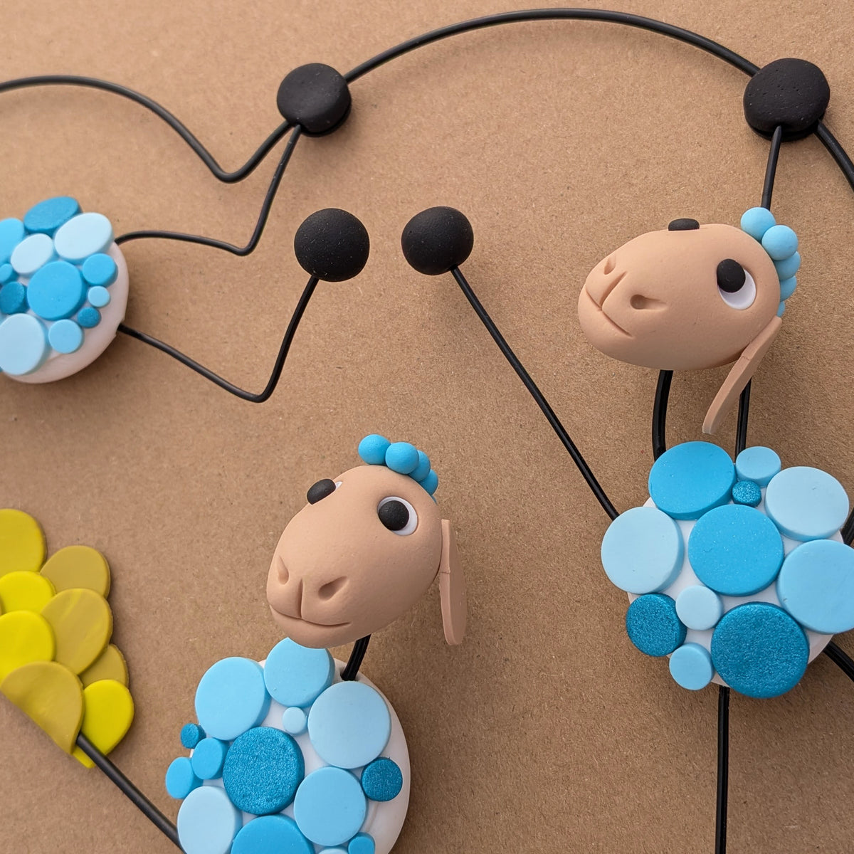 La partie de saute-mouton – Trio de moutons décoratifs