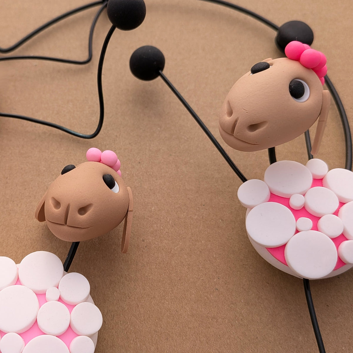 La partie de saute-mouton – Trio de moutons décoratifs