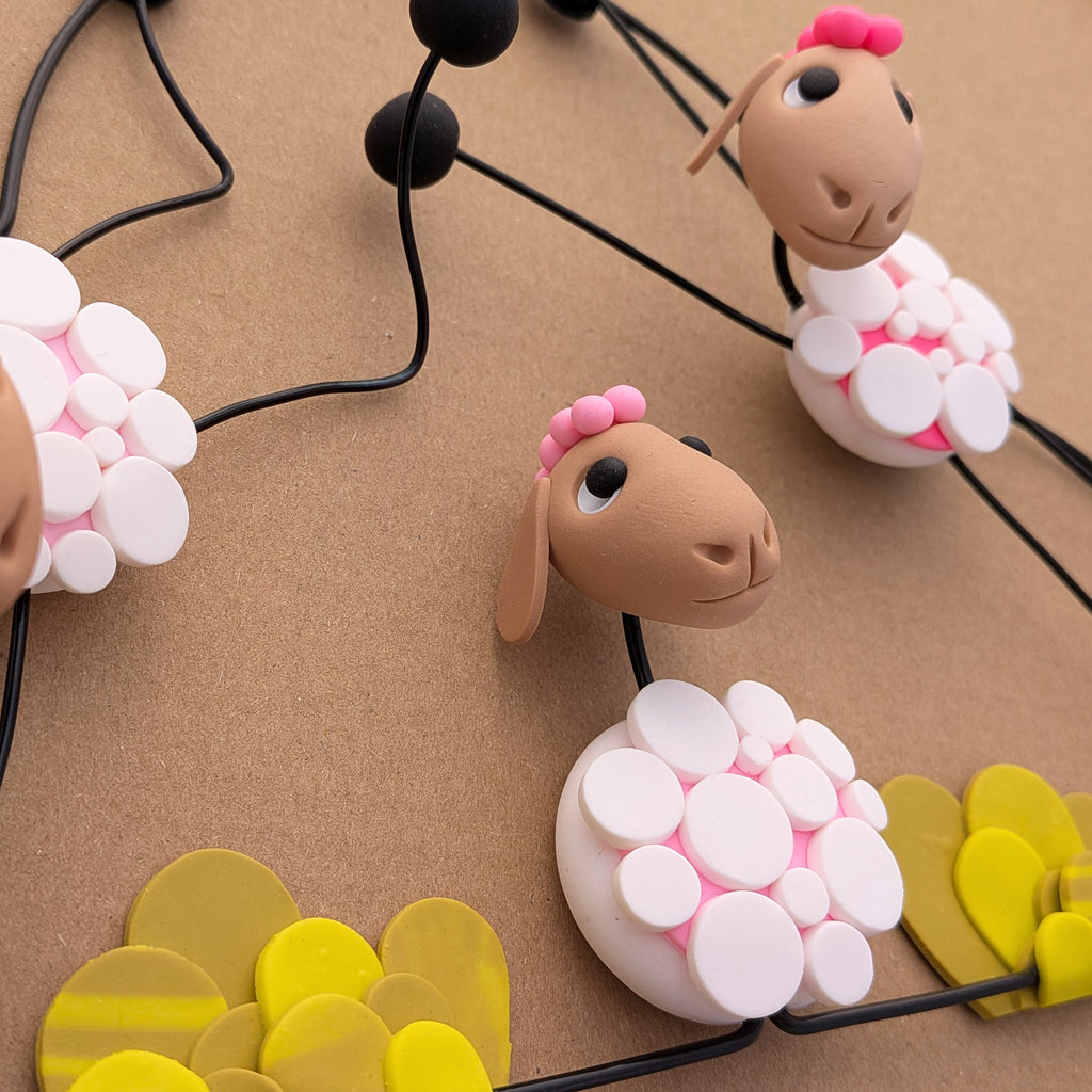 La partie de saute-mouton – Trio de moutons décoratifs