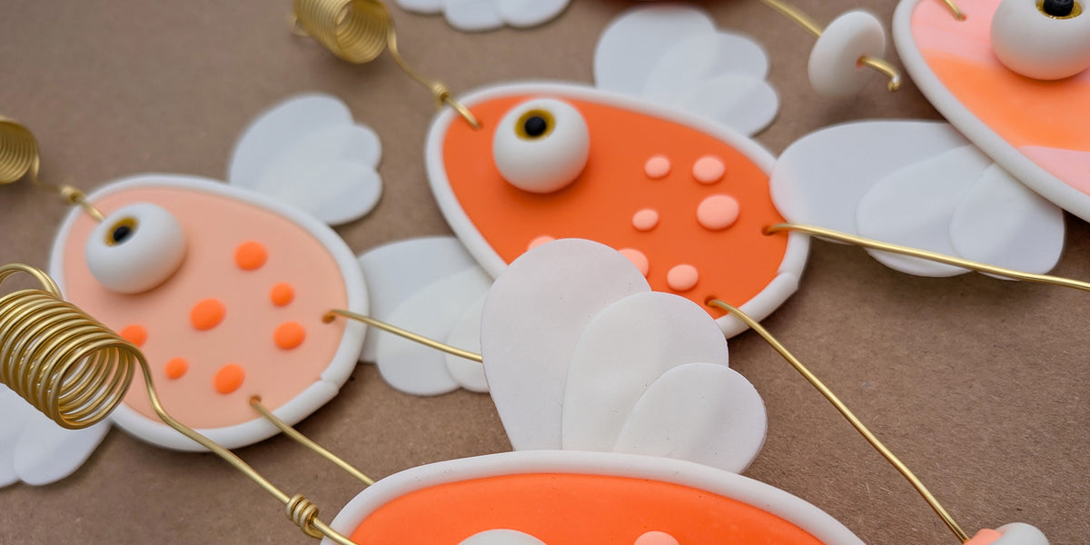 Les Zioof, petites créatures ailées décoratives colorées et phosphorescentes faites main