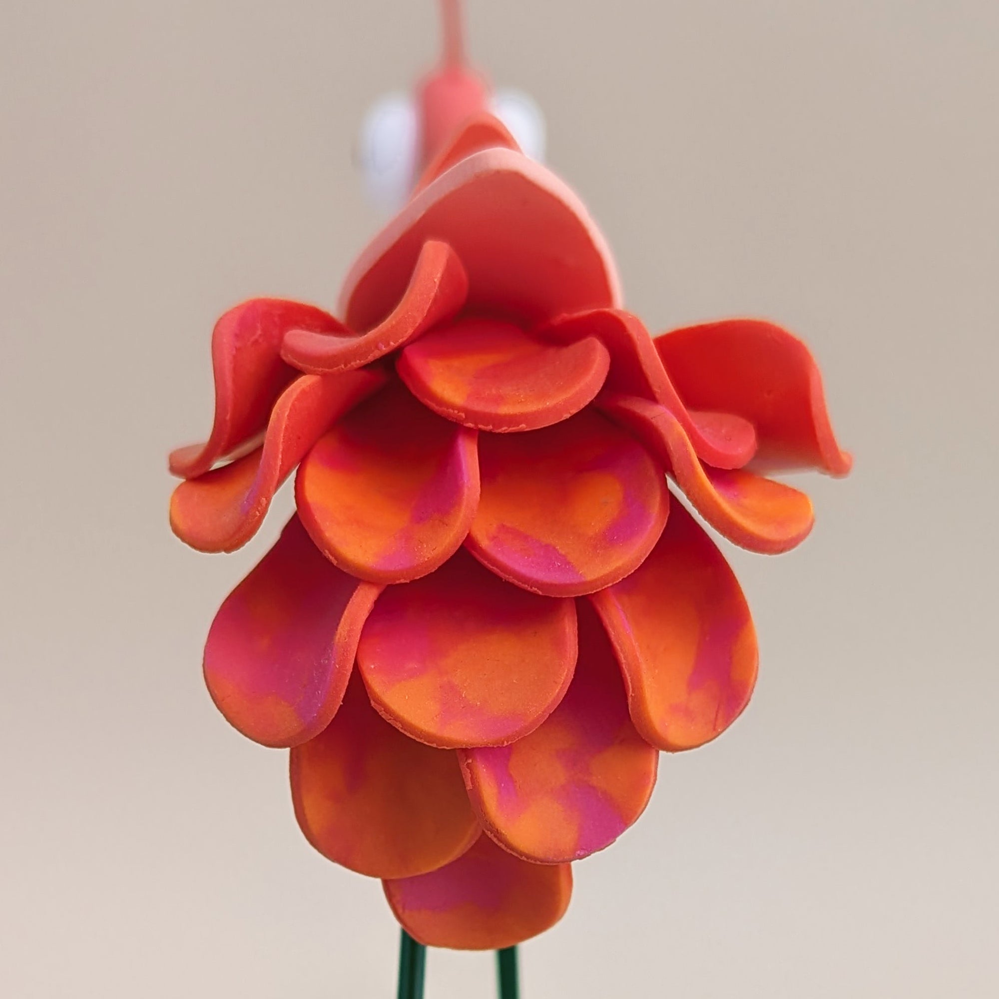 Détail du plumage de Floom – Flamant rose décoratif